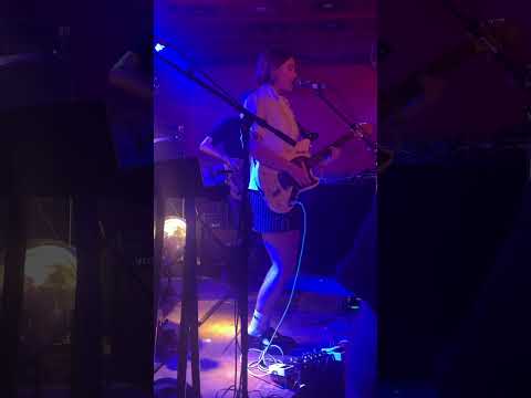 Asha Jefferies performing "Stranger" at the Aussie BBQ in Hamburg