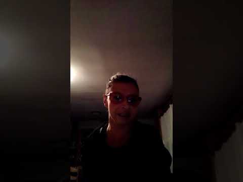 Sabrina canta la canzone di lucio battisti con il nastro rosa