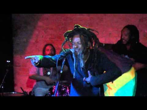 Monkey Jhayam & Celso Moretti - no BAIXO Centro Cultural BH 2015 – 13 de 26