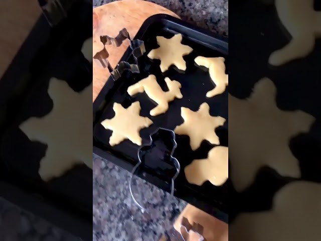 Vídeo relacionado con Eminchu Divertido Juego de Cortadores de Galletas para Diversión Creativa en Casa, 4 Piezas de Moldes de Plástico con Frases Irreverentes