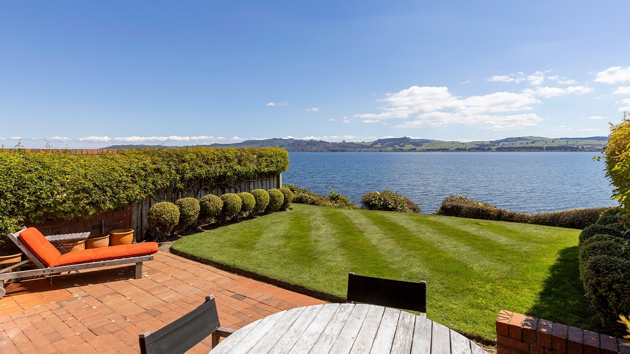 Absolute Lakefront. An Exceptional Opportunity.