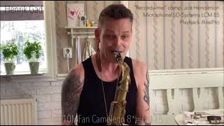 10MFAN PRESENTS Henrik Gad showing the straight ahead side on the 10MFAN Chameleon tenor mouthpiece