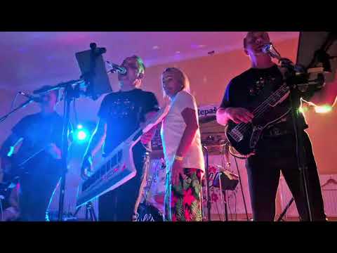 ROLLS z Čirča / fanušička z KE  na pódiu , a jej laskovska pesnička  USMEJ SA NA CELÝ SVET 