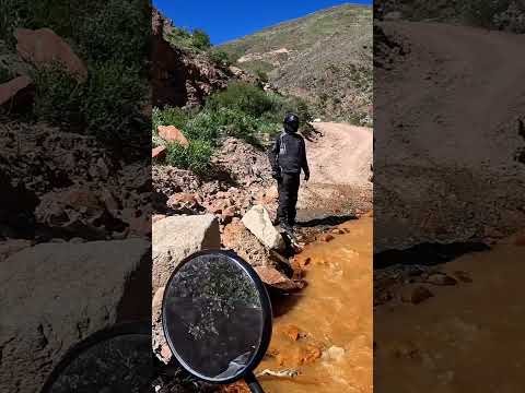 ¡Motociclista Lucha Contra Ríos y Montañas Arriesgadas en Argentina! #shorts