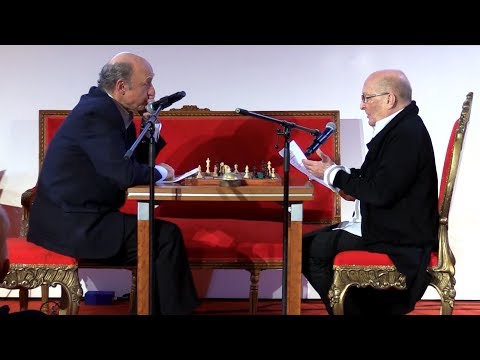 Fronczewski i Pszoniak grają w szachy na urodzinach Daniela Passenta