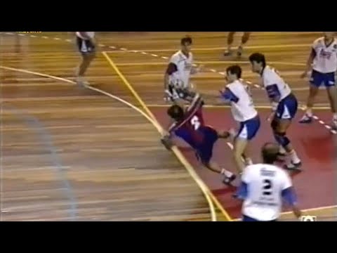 Maravillosa la acción dinámica del pivote Grau. Supercopa 1992/93. Barcelona-Teka. Torrelavega.