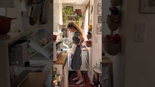 Let’s make Ratatouille in my tiny Parisian kitchen 🐭🍅🥒 #paris #kitchen #chef #re