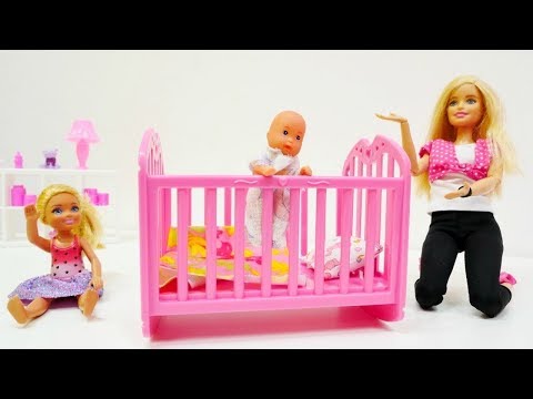 Spielspaß mit Barbie - Wir kaufen ein neues Kinderbettchen