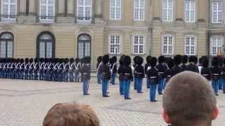 preview picture of video 'Change of guards at Amalienborg in Copenhagen'