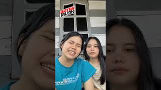 Download lagu WOW! Bagus sekali suara dua gadis ini cover iluh i Bandara | Lagu Batak Simalungun #coverlagubatak mp3