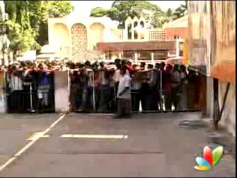 Video Coverage - Endhiran First Day First Show Fans Celebrations - Rajinifans.com