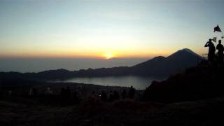 preview picture of video 'BALI - BATUR Volcano SUNRISE (Time Lapse)'
