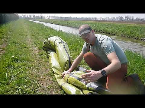 three simple packraft tricks: tying the paddle, double function the blow bag and rolling it up.