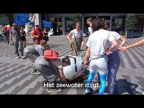 Extinction Rebellion Tilburg draagt water naar de zee