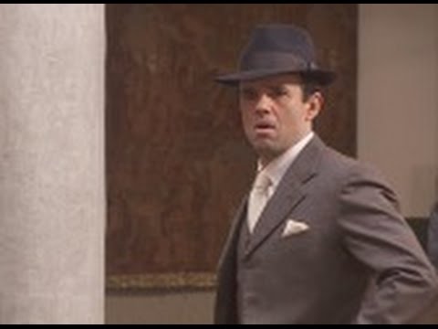 Carmelo descubre a Mencía del brazo de otro hombre