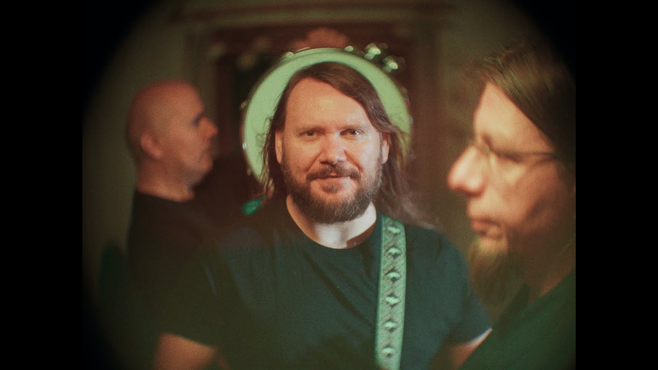 Zenek Grabowski na nowo rozkręca „Maszynkę do świerkania” – mocny cover hitu Czesława Śpiewa