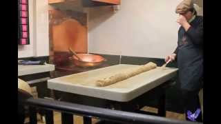 preview picture of video 'Cómo se hace el fudge en Fudge Kitchen, Canterbury  - Vivir Europa'