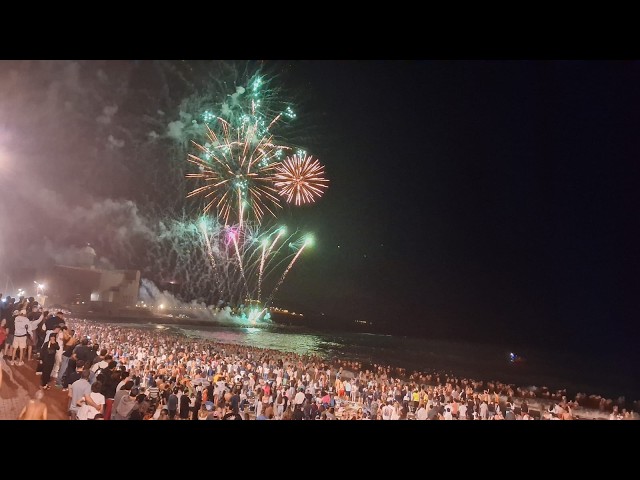 Miles de personas disfrutan de una noche mágica de San Juan iluminada con los fuegos artificiales