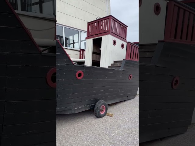 1173186 Lekplats piratskepp i trä