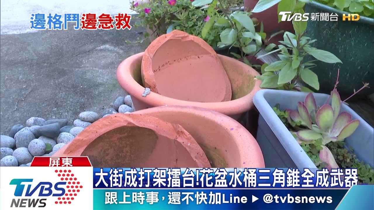 打鬥太囂張!救護員運送傷患 警察保護著
