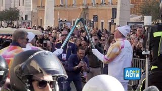 Staffetta olimpica a Roma: il passaggio della Torcia in via della Conciliazione