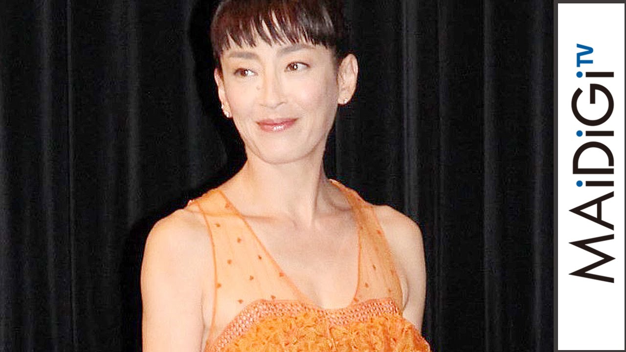 動画 宮沢りえ 深いオレンジ色のロングドレスで秋らしく 映画 湯を沸かすほどの熱い愛 完成披露試写会舞台あいさつ1 Maidigitv マイデジｔｖ