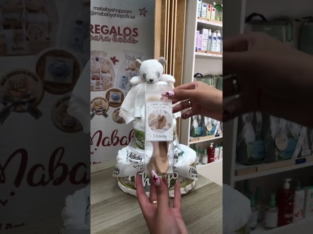 Vídeo relacionado con Mababyshop Canastilla Bebé Personalizada Velvet Deluxe, Cesta Regalo Recién Nacido con Dou Dou Bordado, Mini Pastel de Pañales, Cremitas de Bebé y Marco del Nombre (Rosa)