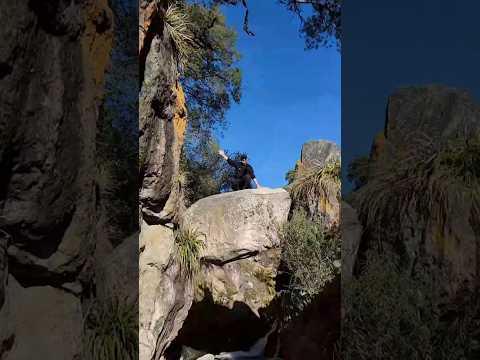 Increible piedra encajada en las Sierras!