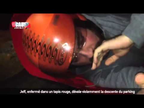 Jeff, enfermé dans un tapis rouge, dévale violemment la descente du parking - C'Cauet sur NRJ