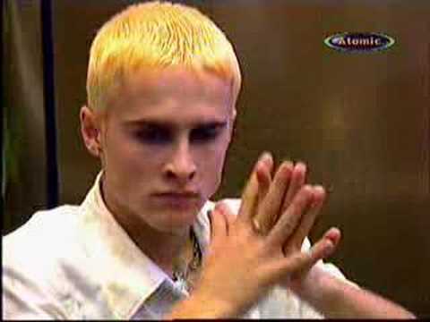 "N-am crezut că vei pleca din viața mea/ Oare am să pot iubi pe altcineva?". Cum arăta Șerban Copoț, prezentatorul iUmor, la &icirc;nceputurile trupei Animal X. "Hiena blondă" a trupei, de la t&acirc;nărul pasionat de breakdance, la tăticul model de astăz