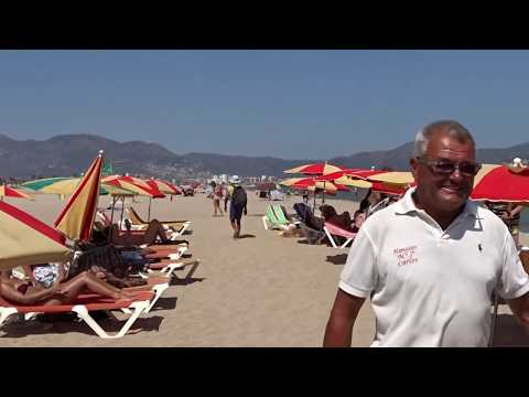 Empuriabrava: Eine Liege mit Sonnenschirm gefällig - Carlos hält sie für Sie bereit