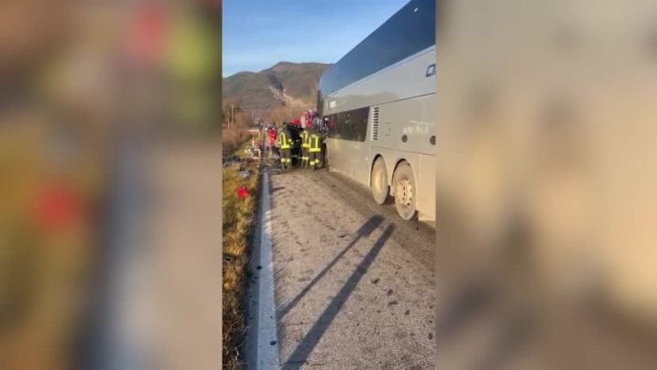 Auto contro corriera, 9 le persone ferite, 5 ragazzi portati in ospedale