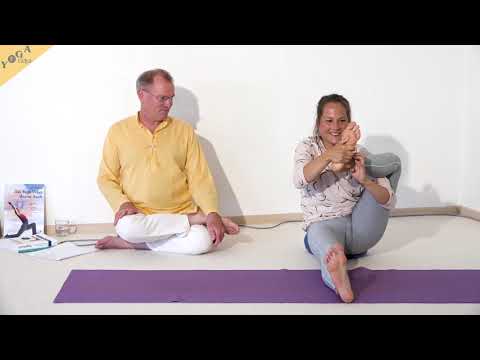 Fuß-Kuss-Haltung im Sitzen - Yoga Asana Lexikon