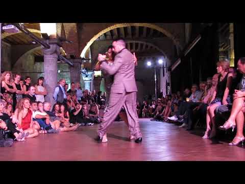  Jonathan Saavedra  and  Stephanie Fesneau  are  dancing  to  a  tango  by  Juan D'Arienzo  at  Genova Festival Bravo  in  2018