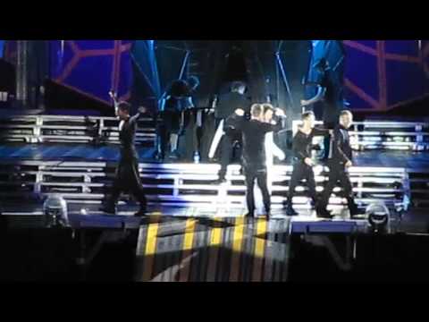 Take That Wembley 04.07.11 Progress Group hug for the boys