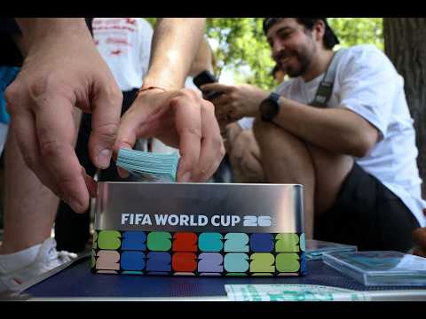 足球迷們在馬德里交換「賣光光」的世界盃貼紙 album！ (Soccer fans swap 'sold out' World Cup album stickers in Madrid)