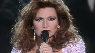 Rocío Jurado interpreta «Amor de noche» (1989)