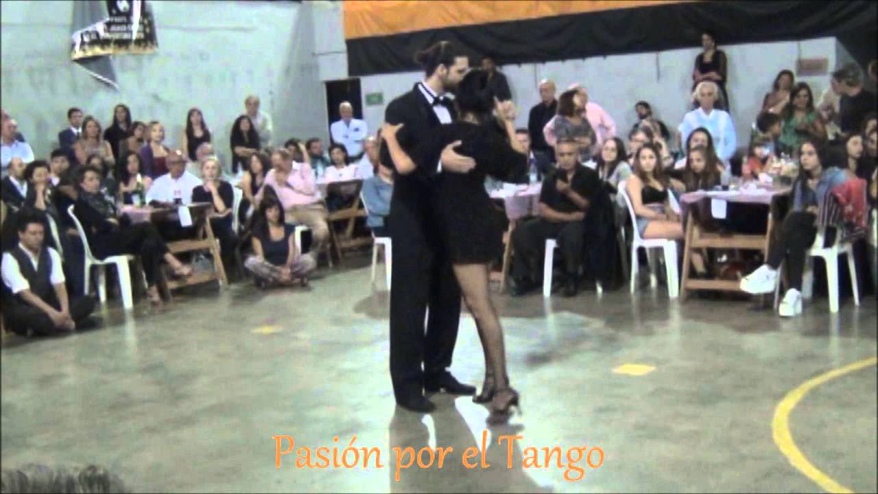 NATACHA POBERAJ y JULIO BASSAN Bailando el Tango LOS MAREADOS en LA MILONGA DEL MORAN