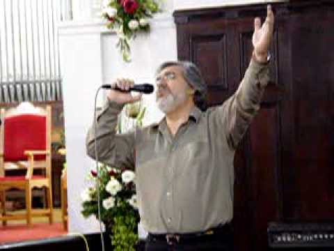 Junior Junker, do Ministério Toque de Poder, cantando "Templo"