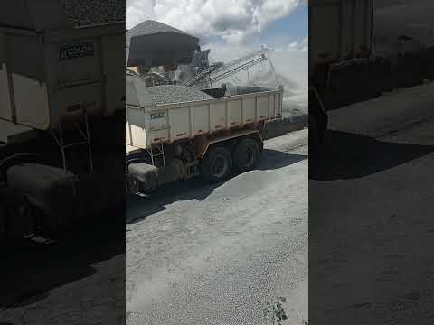 Bora puxar brita para a usina de asfalto curimatã Piauí Brasil 🇧🇷