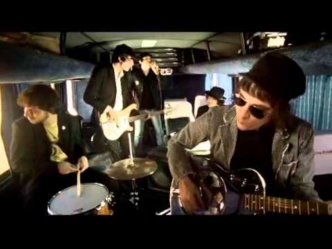 Cachorro Grande - Você Me Faz Continuar (clipe oficial)