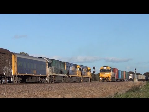 Pacific National Trains 7AX7 & 5PM5 crossing at Redhill