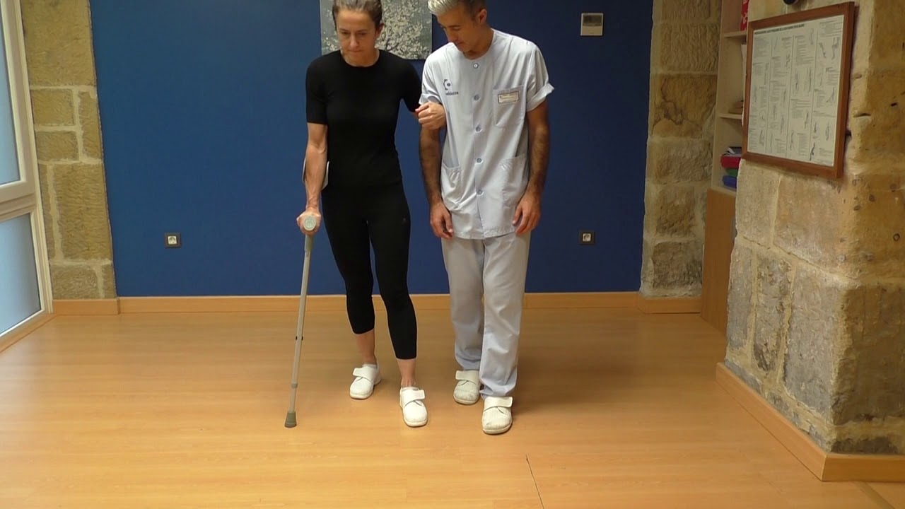 V&iacute;deo sobre Escuela de cadera. Caminar, una muleta con ayuda.