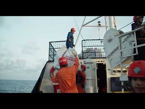 La nave Alan Kurdi salva alcuni migranti. Tra loro un bimbo ferito