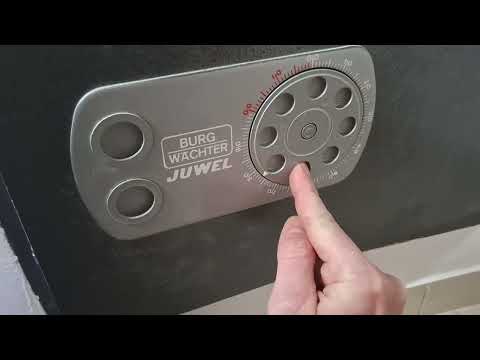 Tresoröffnung Breuer zeigt die Codeumstellung eines Burgwächter Tresors Juwel bei geöffneten Schloss
