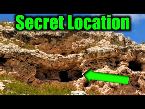 Explorando antigas moradias em penhascos