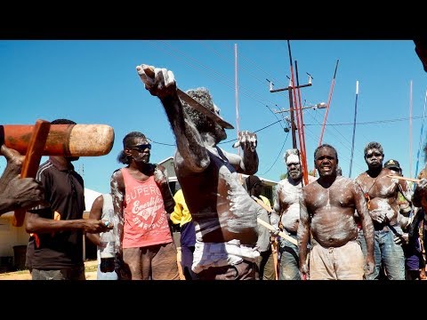 Baniyala Arriving - Numbulwar Mardayin