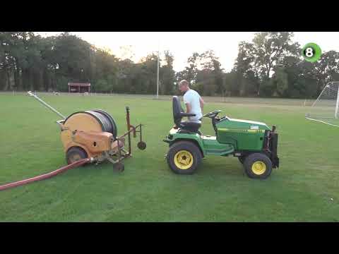 Sproeiploeg zorgt voor biljartlaken bij voetbalclub MEC in Miste