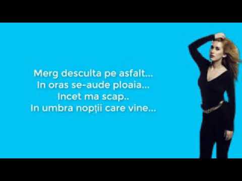 Adda Merg desculță pe asfalt.