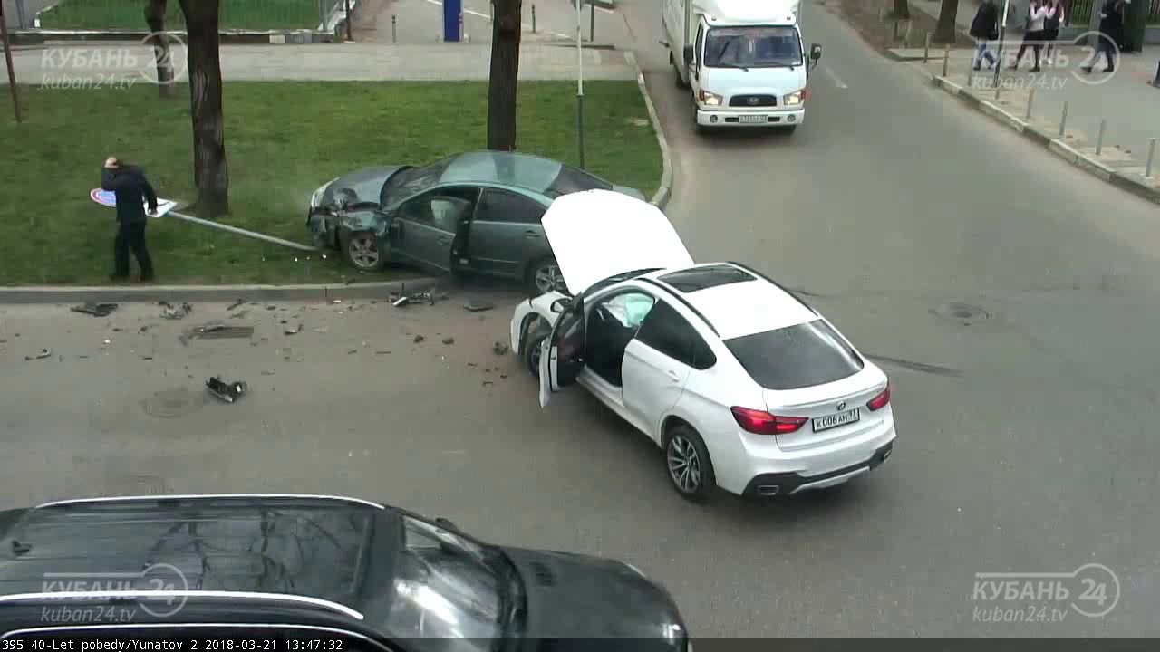 Женщина за рулем BMW X6 протаранила Passat на перекрёстке в Краснодаре